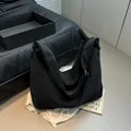 Bolso tote de lona negra minimalista de gran capacidad con correa de hombro ajustable - Negro