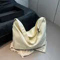 Bolso tote grande de lona crema con correa ajustable y diseño plisado minimalista - Blanco
