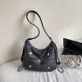 Sac hobo gris foncé avec imprimé papillon et bandoulière en chaîne argentée - Noir