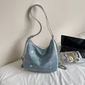 Sac bandoulière en denim bleu clair avec papillon argenté et anses en similicuir miroir - Bleu Ciel