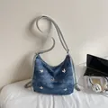 Sac hobo en jean bleu avec clous papillon argentés et chaîne de style Y2K - Bleu Royal