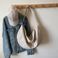 Borsa a tracolla a mezzaluna intrecciata beige capiente con tracolla larga - Beige