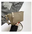 Minimalistische Beuteltasche mit Kieselmaserung in Khaki und Herz-Anhänger - Khaki