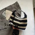 Borsa sottobraccio in maglia a righe bianche e nere con manico in pelle e fibbia nera - Nero
