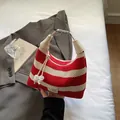 Borsa a tracolla all'uncinetto a righe bianche e rosse con manico in pelle e chiusura in metallo - Borgogna