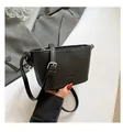 Schicke schwarze Beuteltasche mit Lychee-Muster, verstellbarem Riemen und Silberdetails - Schwarz