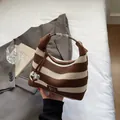 Borsa a spalla in maglia a righe marroni e beige con manico in pelle e logo - caffè