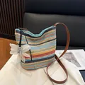 Secchiello in paglia a righe colorate con tracolla in pelle marrone e fiocco bianco - Multicolore Con Ciondolo
