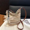 Borsa a secchiello in paglia a righe con ciondolo floreale e tracolla in pelle - Cachi con Pendente