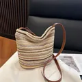 Borsa a secchiello in paglia a righe colorate con tracolla in pelle in stile vintage - Cachi (Senza Ciondolo)