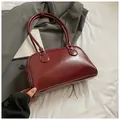 Sac à bandoulière minimaliste en cuir verni bordeaux avec doubles anses élégantes - Rouge (Sans Pendentif)