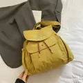 Mochila casual de lona amarillo jengibre con bordado azul y detalle de cordón - Amarillo