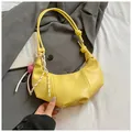 Sac hobo plissé jaune vif avec breloque cœur rose et détail de nœud élégant - Avec Pendentif / Petit / Jaune