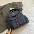Mochila de lona azul marino con bordado y cordón ajustable para mujer joven - Azul