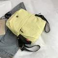 Mochila de nailon amarillo claro con correas negras y bolsillos para viajes - Amarillo