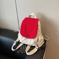 Zaino leggero in tela da donna con patta rossa a contrasto e coulisse - Bianco & Rosso