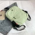 Mochila ligera de nailon verde menta para mujer con correas negras y cremalleras - Verde