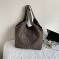 Grande borsa tote marrone scuro con ricamo Chase My Dreams e tracolla larga - Grigio