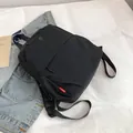 Minimalistischer schwarzer Nylon-Rucksack mit Aoborn-Etikett und mehreren Taschen - Schwarz