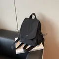Zaino minimalista in tela nera con patta e tasche laterali con coulisse - Nero