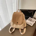Mini zaino in tela beige e marrone scuro con coulisse e patta di chiusura per le donne - Cachi