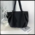 Grande borsa tote in tela nera con design a pieghe per il pendolarismo e l'uso quotidiano - Nero