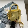 Bolso deportivo bandolera de nailon amarillo pálido con correa y monedero redondo - Amarillo