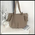 Grande borsa tote in tela kaki con dettaglio nodo laterale per il pendolare quotidiano - Cachi