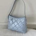 Sac à bandoulière matelassé bleu clair avec rivets argentés et finition brillante d'été - Bleu