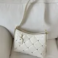 Sac à bandoulière matelassé blanc avec rivets argentés et bandoulière en chaîne de luxe - Blanc