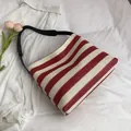 Gestrickte Strandtasche mit burgunderroten und beigen Streifen und schwarzem Schultergurt - Rot