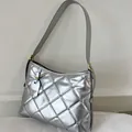 Sac bandoulière argenté matelassé avec clous métalliques et large sangle style urbain - Argenté