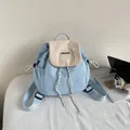 Mochila de nailon azul claro con solapa crema y cuerdas decorativas tejidas - Azul