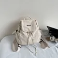 Mochila beige minimalista con cordón, solapa y correas ajustables para el aire libre - Blanco
