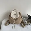 Mochila minimalista de nailon bicolor caqui y crema con cordón y correas ajustables - Caqui