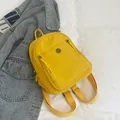 Gelber Mini-Rucksack aus Nylon mit doppelten Reißverschlusstaschen und GM-Metall-Logo - Gelb