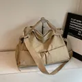 Große khakifarbene Reisetasche mit mehreren Taschen und verstellbarem Gurt für Pendler - Khaki