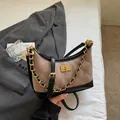 Gesteppte Umhängetasche aus braunem Wildleder und schwarzem Leder mit Goldkette - Braun