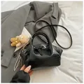 Bolso negro con patrón de cocodrilo con bandolera y colgante de oso de peluche - Con Colgante / Negro