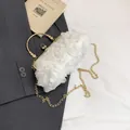 Bolso de fiesta blanco con flores 3D, perlas y elegante cadena metálica dorada - Blanco