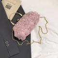 Elegante bolso de noche floral rosa con detalles de perlas y asa de metal dorado - Rosa