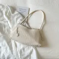 Vista superior del bolso de hombro tejido crema con texturas finas y adornos trenzados - Blanco