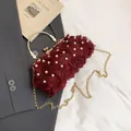 Bolso de noche rosa rojo oscuro con detalles de perlas y asas metálicas doradas - Rojo