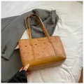 Bolso tote marrón con estampado de osos y textura de cuero de grano de lichi suave - Marrón