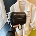 Schicke schwarze Umhängetasche aus Leder mit zartem Perlen-Spitzen-Bogen-Anhänger - Schwarz Mit Anhänger