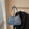 Borsa tote in denim lavato blu retrò con cuciture circolari e dettagli di nappe intrecciate - Azzurro