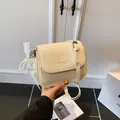 Schicke beige Umhängetasche mit Lederstruktur und Perlen-Spitzen-Anhänger - Gelb mit Anhänger