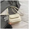 Minimalistische beige Umhängetasche mit Plissee und elegantem Perlen-Spitzen-Anhänger - Weiß Mit Anhänger