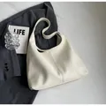 Minimalistische weiße Schultertasche aus Leder mit Litschi-Muster für das Büro - Gebrochenes Weiß