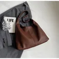 Minimalistische dunkelbraune große Shopper-Tasche mit Lychee-Struktur und Nahtdetail - Kaffeebraun